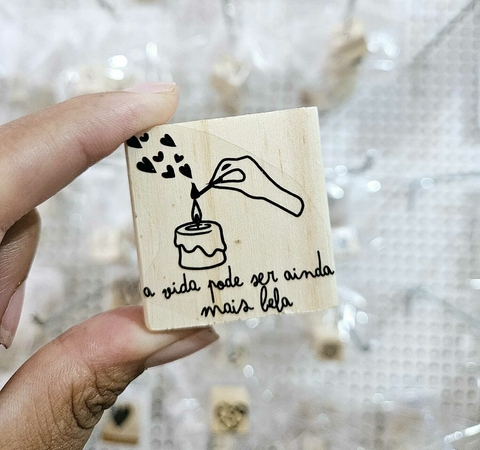 Carimbo vela A vida pode ser... 4x4cm