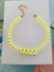 Colar miçangas coloridas amarelo e laranja detalhes dourados