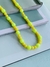 Colar de miçangas amarelo neon choker colorido para o Verão na internet