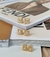 Brincos de base ponto de luz cravejado de strass folheado - loja online