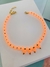 Colar miçangas coloridas amarelo e laranja detalhes dourados na internet