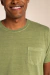 Camiseta Verde Oliva Lisa Com Bolso na internet