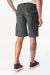 O modelo veste uma Bermuda Cargo Adventure ela acompanha cinto para ajuste na cintura e caimento perfeito, dois bolsos estilo "faca" utilitários frontais, dois bolso cargo lateriais com abotoamento e lapelas, dois traseiros com abotoamento e lapela, dific