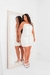 VESTIDO EM COURO FAKE COM LAPELA E ZIPER FRONTAL na internet