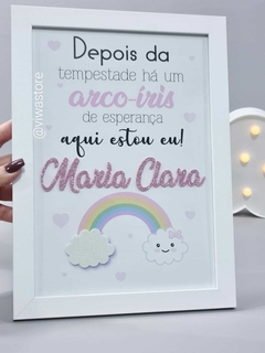 QUADRO NOME + FRASE (BEBÊ ARCO-ÍRIS)