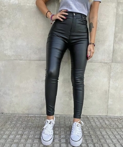 PANTALONES ENGOMADOS NEGRO