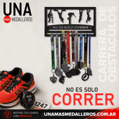 Medallero negro para colgar medallas de carreras de obstáculos OCR con figuras de corredores y texto "No es solo correr", junto a zapatillas deportivas naranjas, reloj deportivo y número de corredor