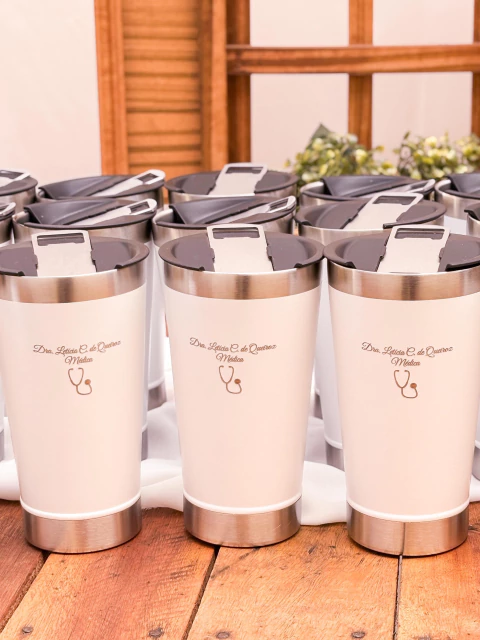 Copo estilo Stanley com tampa + gravação - comprar online