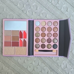PALETA/KIT DE MAQUILLAJE SANRIO - IMAN OF NOBLE en internet