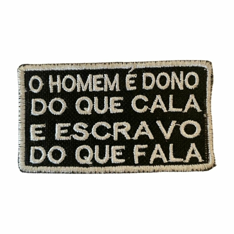 Patch Bordado O Homem É Dono Do Que Cala E Escravo Do Que Fala 5,5cm x 8,50cm