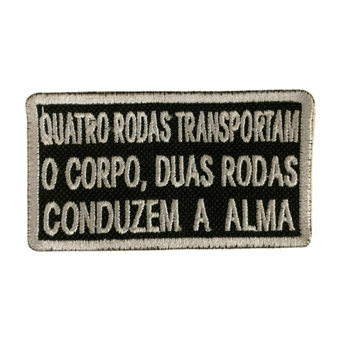 Patch Bordado Quatro Rodas Transportam O Corpo, Duas Rodas Conduzem A Alma 4,5cm x 8,0cm
