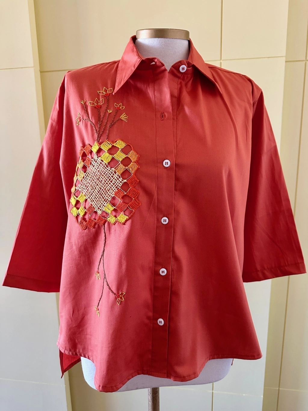 BLUSA VASO FILLET FLORES DUPLICADAS