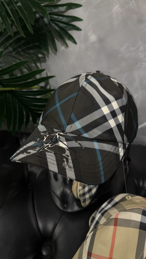 Boné Burberry Xadrez Logo na Aba