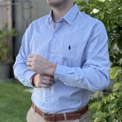 CAMISA POLO CLASICA CELESTE - comprar online