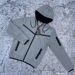 CAMPERA RIVAL FLEECE UA GRIS MELANGE - tienda online