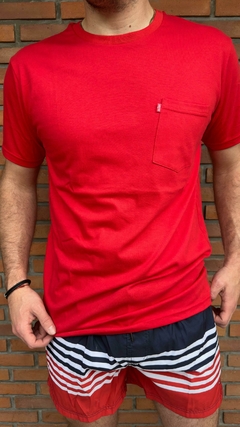 REMERA ROJA CON BOLSILLO