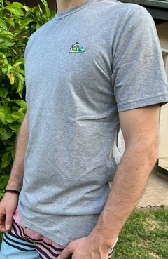 REMERA SHOES GRIS