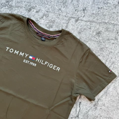 REMERA TH 1985 VERDE MILITAR en internet