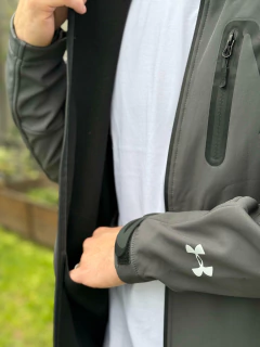 CAMPERA SOFTSHELL RIVAL FLEECE UA GRIS en internet