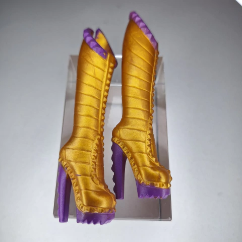 Par de Sapato Boneca Clawdeen Wolf Power Ghouls Monster High