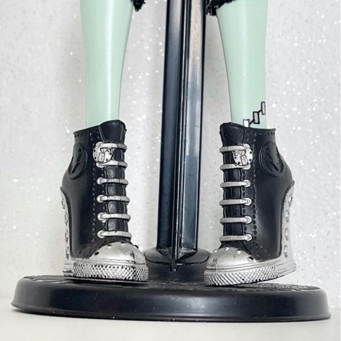 Par de Sapato Boneca Frankie Stein Passeio no Shopping Monster High