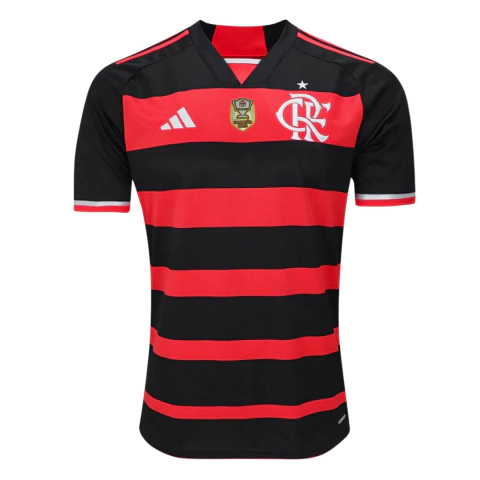Camiseta do Flamengo 24/25 com listras vermelhas e pretas, destacando o patch de campeão da Copa do Brasil. Camisa Flamengo com PATCH, Patch copa do Brasil