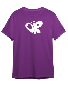 Camisa roxa com o logo de Olivia Rodrigo em branco.