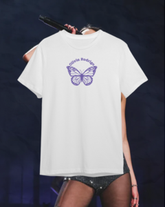 Camisa branca com estampa de borboleta e o nome "Olivia Rodrigo".