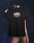 Camisa preta com estampa colorida de Olivia Rodrigo e a palavra "Guts".