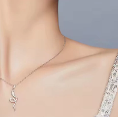 Collar serpiente protectora - Joyas Yan Cristales
