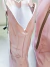 Bota rosa lisa, talle 33, detalle de costura en parte superior, pie derecho .