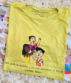 Remera NO NOS BANCAMOS LA PELUSA - Ciruela Tienda