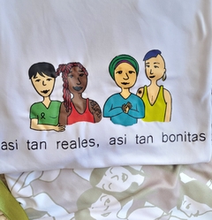 Remera TAN REALES, TAN HERMOSAS - Ciruela Tienda