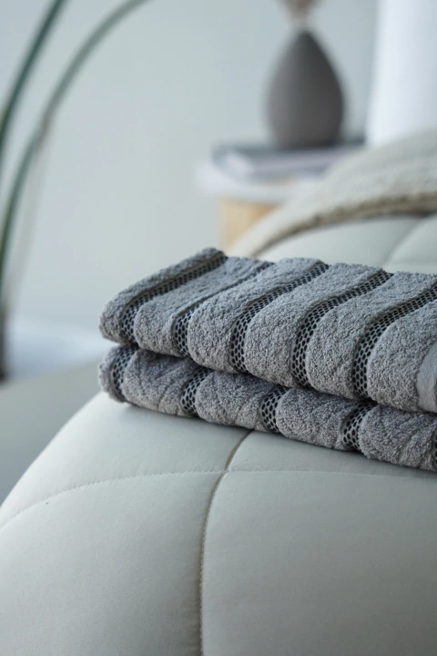 JUEGO DE TOALLA Y TOALLÓN GRIS 500 GR