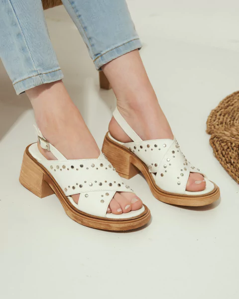 Sandalias Mujer Taco Bajo C/tachas Adina Blanco