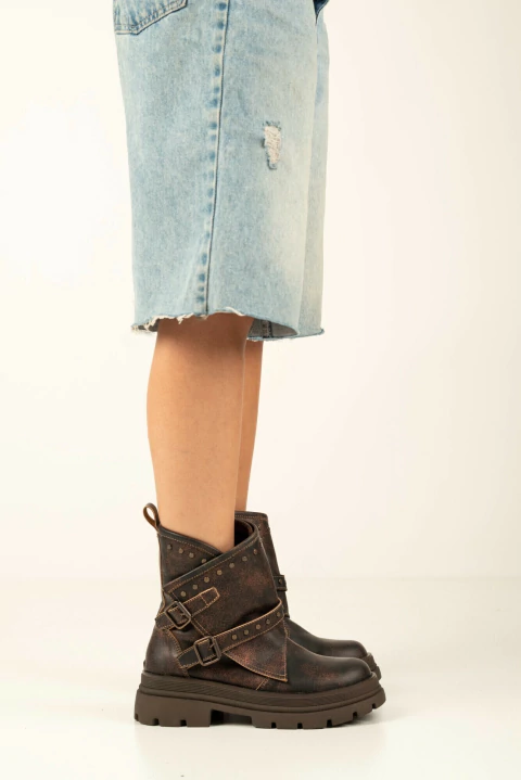 Borcegos Botinetas Caña Doblada Con Hebillas Y Tachas Alder - comprar online