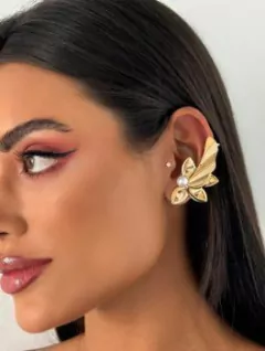 Brinco Folheado a Ouro 18k Flor Perfil Cinco Pétalas com Pérola - comprar online