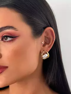 Brinco Folheado a Ouro 18k Argola Orgânica com Pérola - comprar online