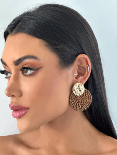 Brinco Folheado a Ouro 18k Botton Martelado com Circulo de Palha - comprar online