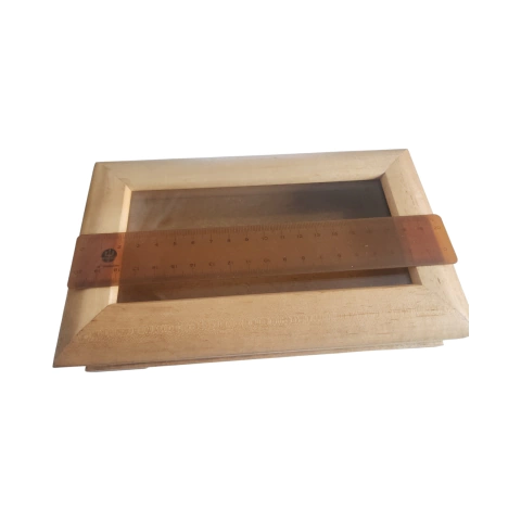 Antiga caixinha de madeira com visor de vidro