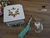 Mini caixa com Divino Espírito Santo + chaveiro de acrílico (1 UN) na internet