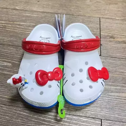 Crocs Sanrio Hello Kitty. Numeração Já Convertida ao Padrão BR
