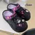 Imagem do Crocs de EVA Hello Kitty de Sola Grossa antiderrapante, Tamanho já Convertido ao Padrão BR