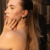 Brinco Gota Lisa Organic M Banho Ouro 18K - loja online