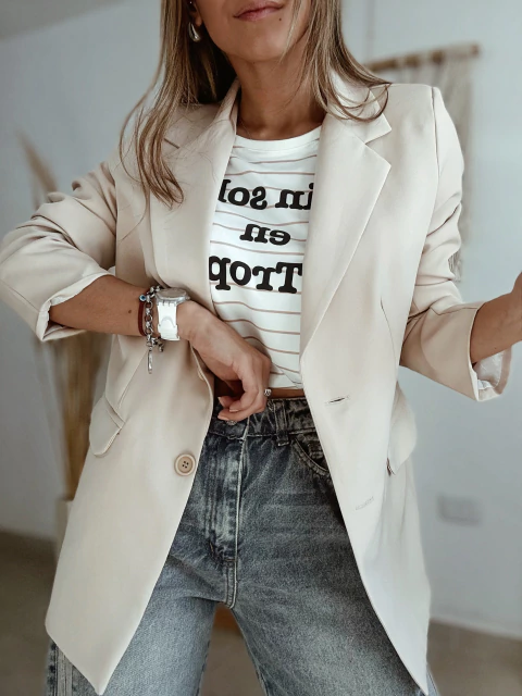 Blazer beige forrado con hombreras
