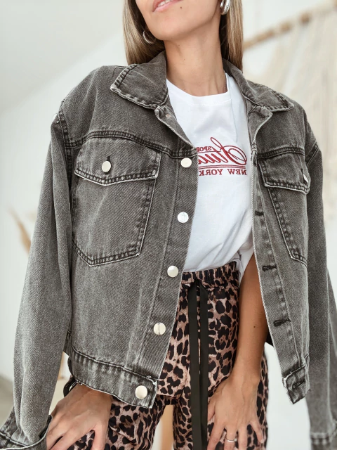 Remera bordada en rojo