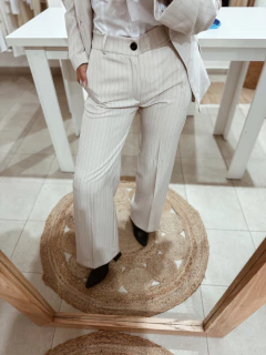 Pantalón sastrero beige con rayas en internet