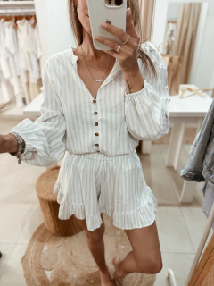 Camisa de lino a rayas con botones de madera en internet