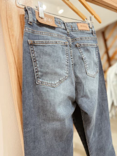 Jeans semi Oxford con botones