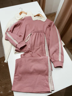 Conjunto de algodón rosa con puntillas